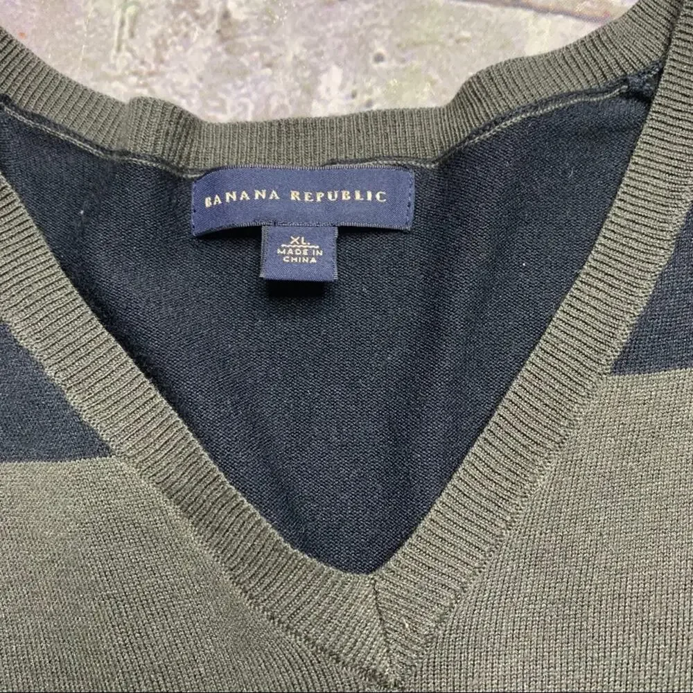 Banana Republic V-neck Sweater in Black/Olive